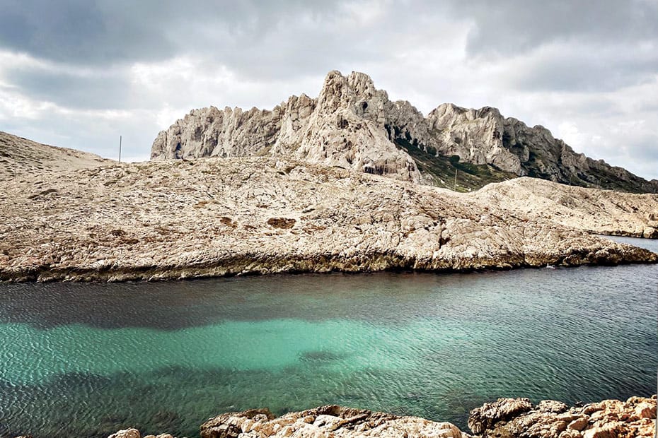 Crique de Marseille - Les goudes. Eau bleu azur et rochers.