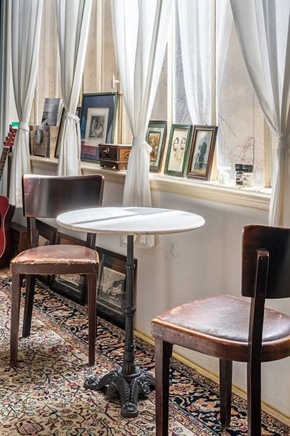 Une table et des chaises dans le salon de la pension.